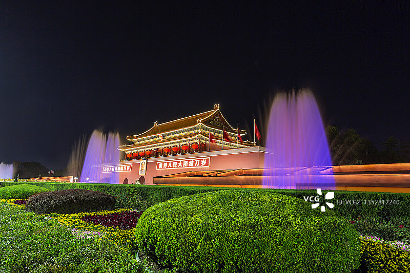 国庆节夜色下的北京天安门城楼前，喷泉如柱，五颜六色，煞是壮观图片素材
