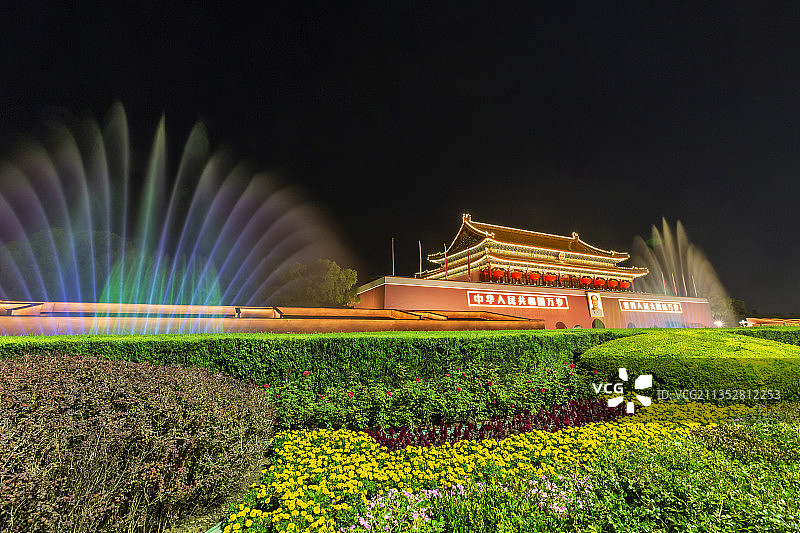 国庆节夜色下的北京天安门城楼前，喷泉如柱，五颜六色，煞是壮观图片素材