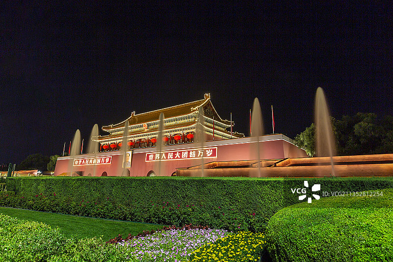 国庆节夜色下的北京天安门城楼前，喷泉如柱，五颜六色，煞是壮观图片素材