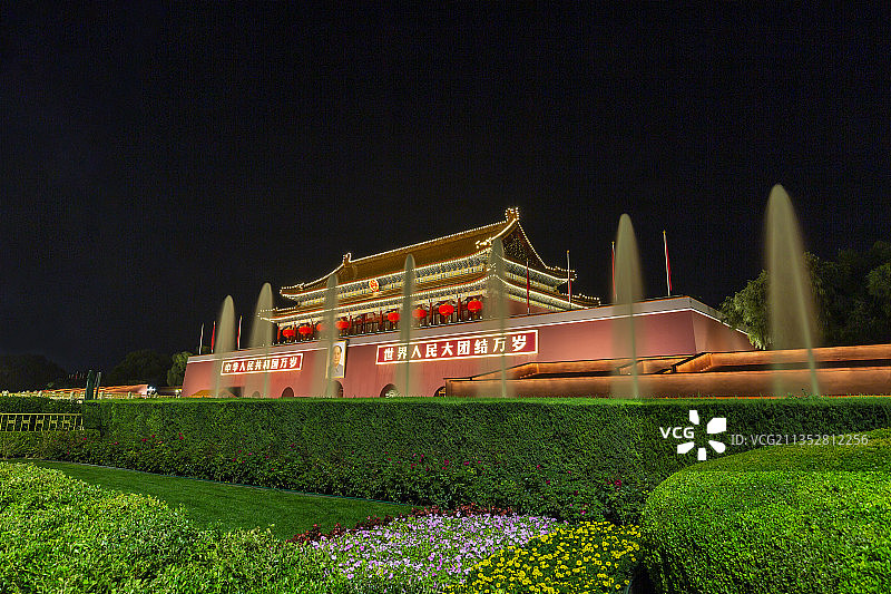 国庆节夜色下的北京天安门城楼前，喷泉如柱，五颜六色，煞是壮观图片素材