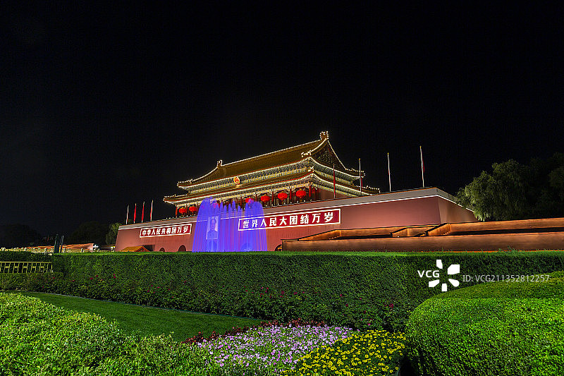国庆节夜色下的北京天安门城楼前，喷泉如柱，五颜六色，煞是壮观图片素材