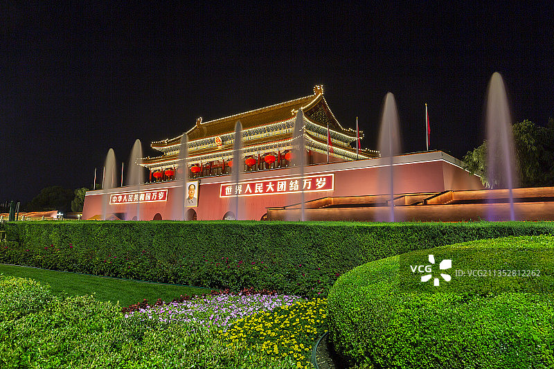国庆节夜色下的北京天安门城楼前，喷泉如柱，五颜六色，煞是壮观图片素材