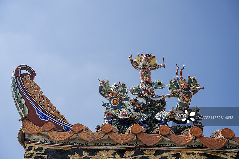 潮州青龙古庙屋顶嵌瓷工艺神话人物图片素材