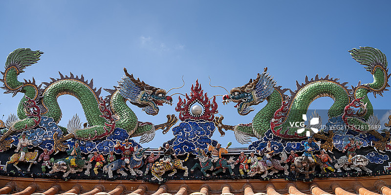 潮州青龙古庙屋顶嵌瓷双龙戏珠图片素材