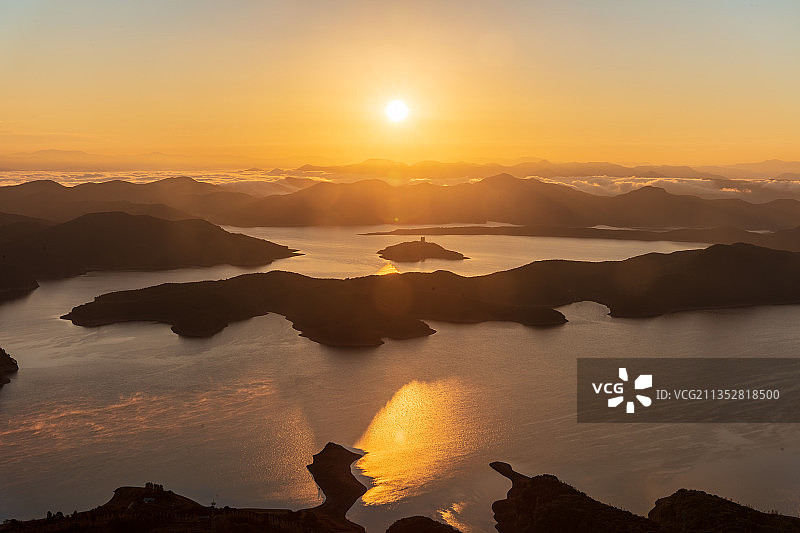 辽宁桓仁桓龙湖日出朝霞山水风光图片素材