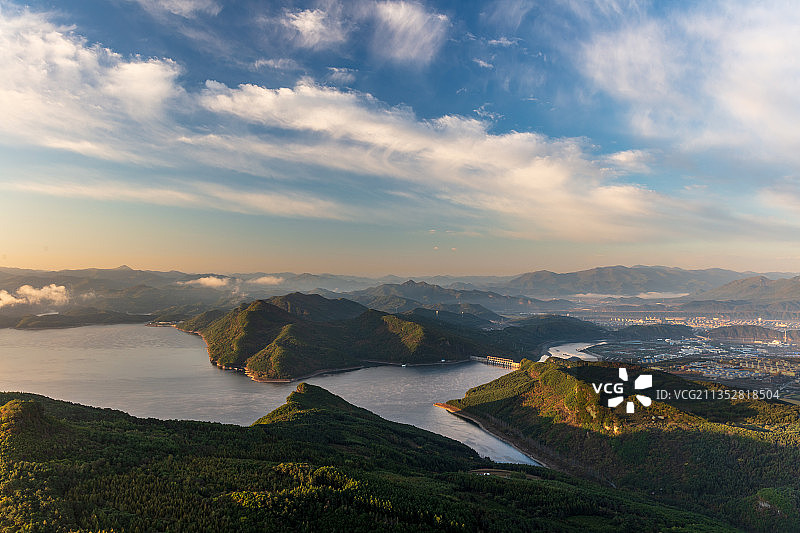 辽宁桓仁桓龙湖日出朝霞山水风光图片素材