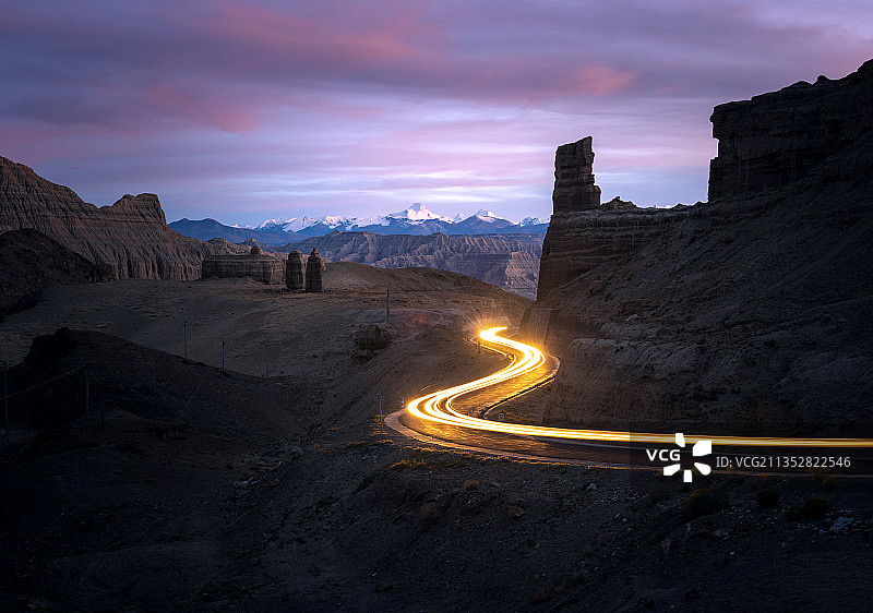 西藏阿里扎达土林晚霞车轨图片素材