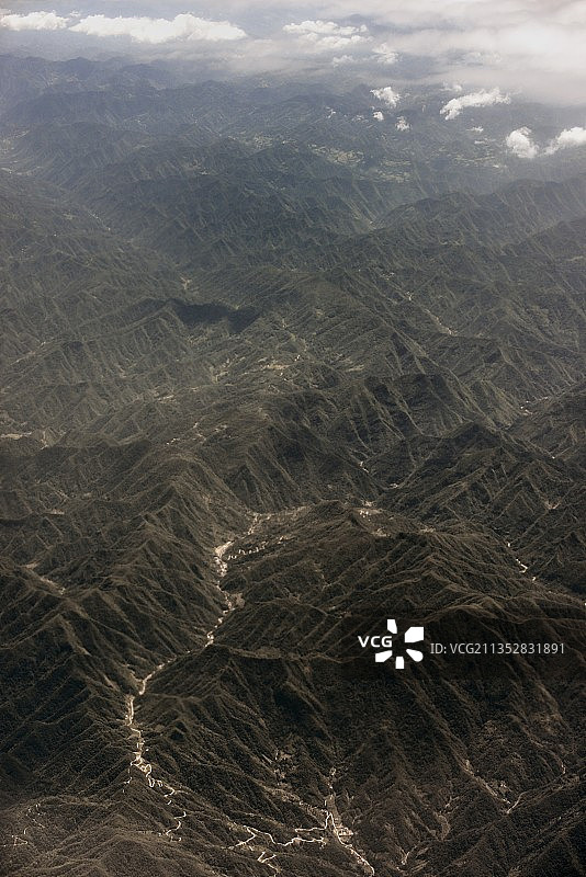 航拍中国北方的崇山峻岭图片素材