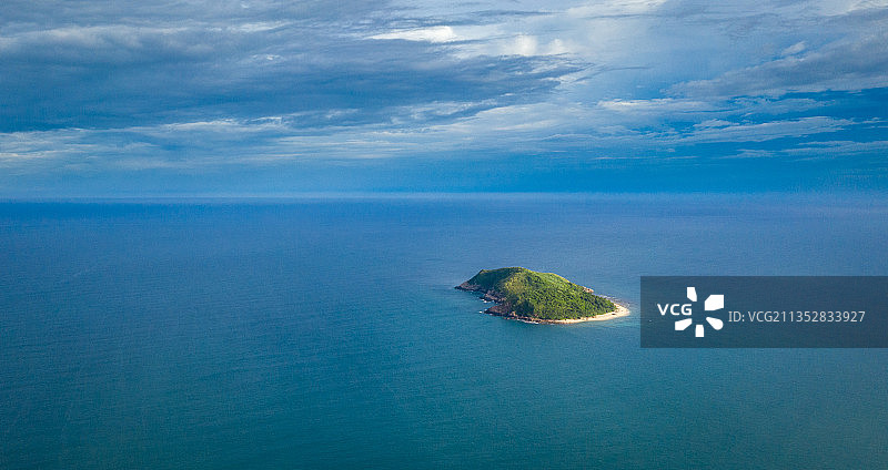 蓝天白云，湛蓝的海水中一个小巧可爱的加井岛遗世独立在海中间图片素材