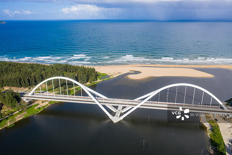 航拍曲线灵动的太阳河景观大桥沿着海岸线向前延伸图片素材