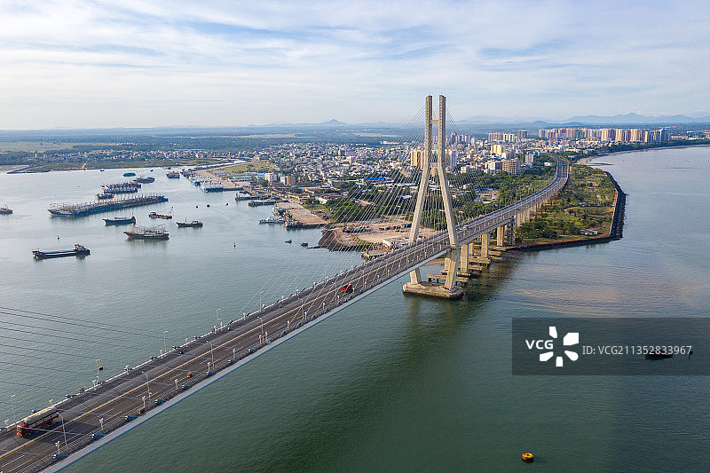 航拍清晨时分的儋州市洋浦港洋浦大桥图片素材
