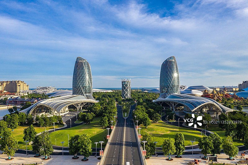 蓝天白云下航拍海花岛建筑，入口双子塔和大桥等图片素材