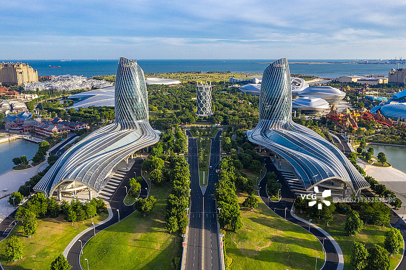 蓝天白云下航拍海花岛建筑，入口双子塔和大桥等图片素材