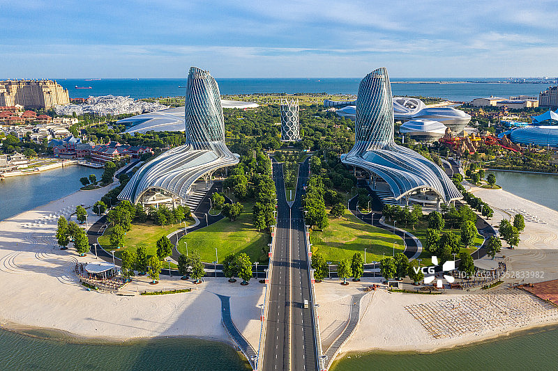 蓝天白云下航拍海花岛建筑，入口双子塔和大桥等图片素材