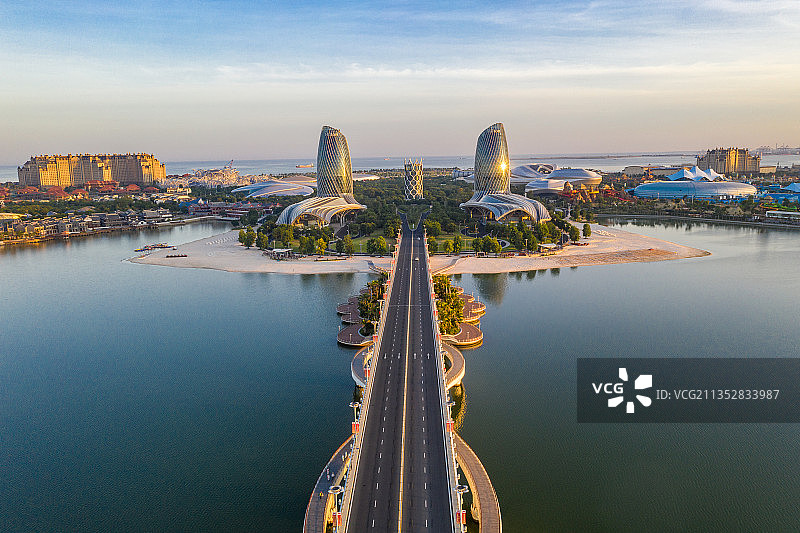 蓝天白云下航拍海花岛建筑，入口双子塔和大桥等图片素材