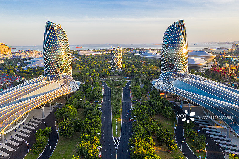 蓝天白云下航拍海花岛建筑，入口双子塔和大桥等图片素材