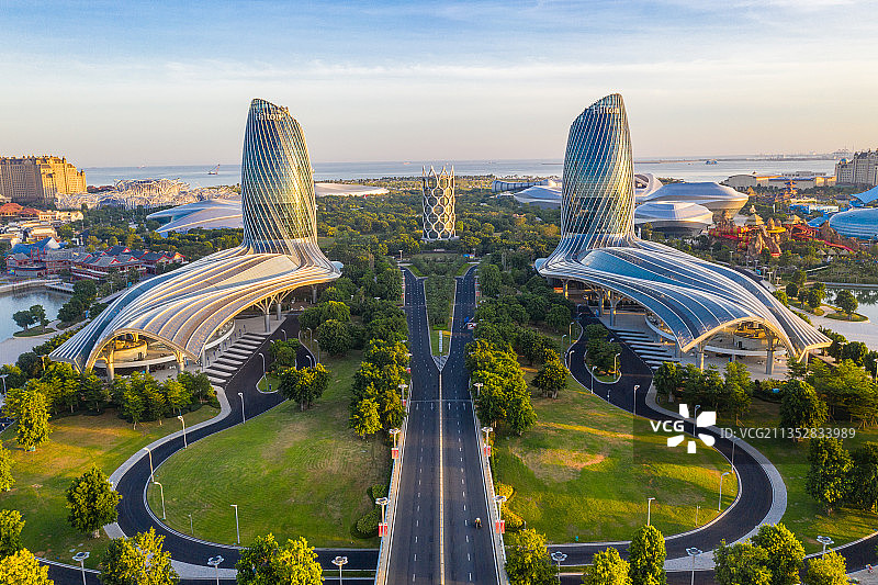蓝天白云下航拍海花岛建筑，入口双子塔和大桥等图片素材