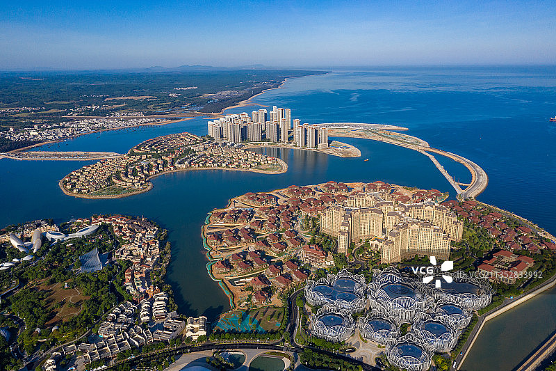 航拍蓝天白云下的海花岛，欧堡酒店会议中心等图片素材