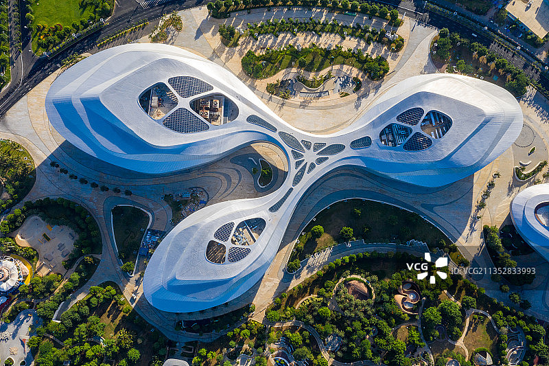 金属材质的海花岛娱乐中心反射着朝阳，外星科幻风图片素材