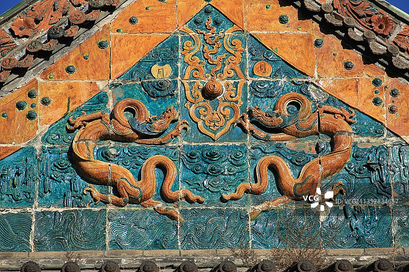 屋顶侧面的二龙戏珠琉璃纹饰图片素材