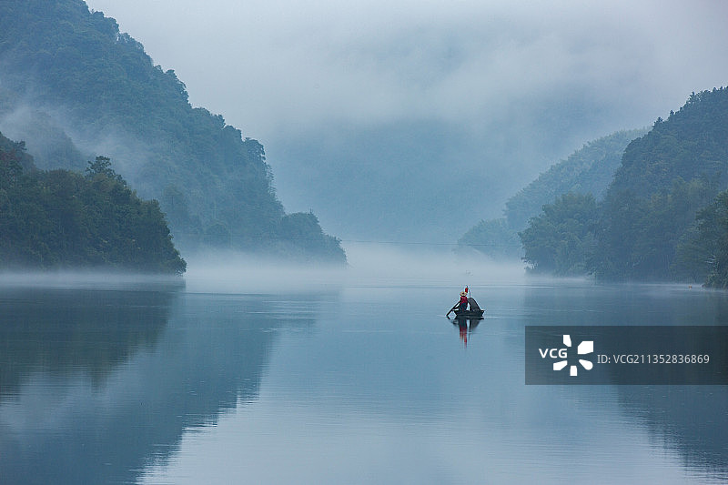雾漫小东江山水渔船树大雾图片素材