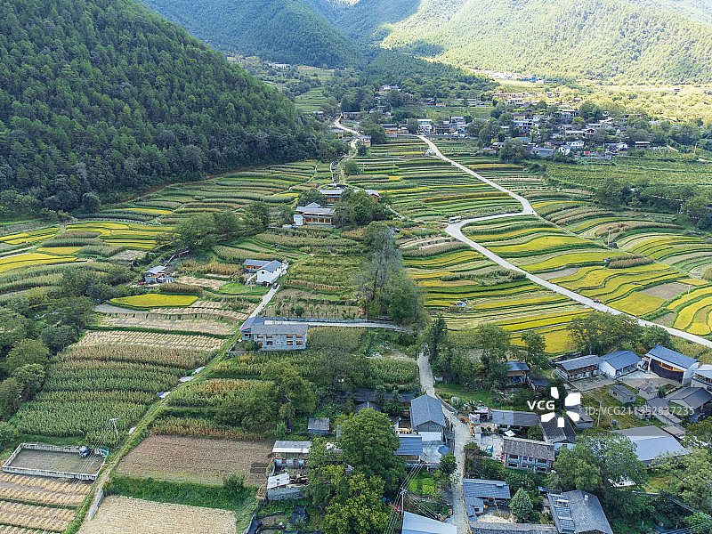 云南省迪庆州维西县塔城乡村梯田景观图片素材