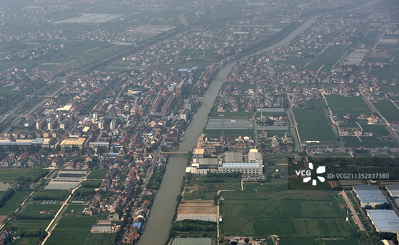 航拍上海郊区的平原城镇和运河图片素材