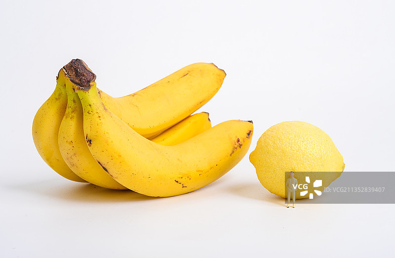 香蕉柠檬和模型人物图片素材