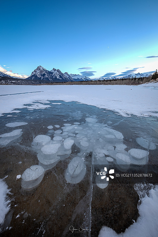 晴空下的冰冻湖泊美景，加拿大阿尔伯塔省清水县图片素材