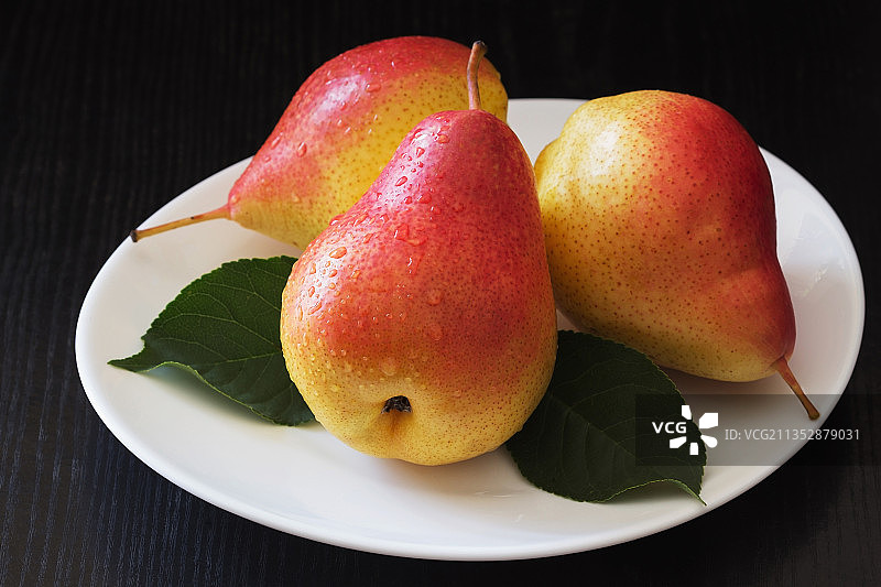 盘子里梨的特写图片素材