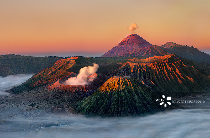 日落时分印度尼西亚火山景观美景图片素材