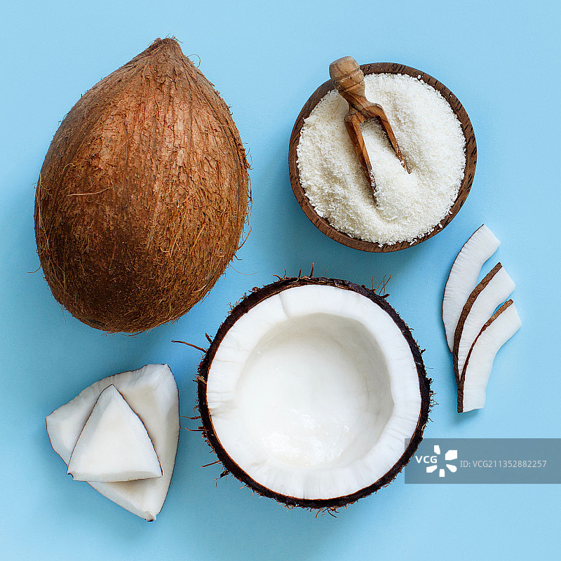 蓝色背景下的椰子高角度视图图片素材