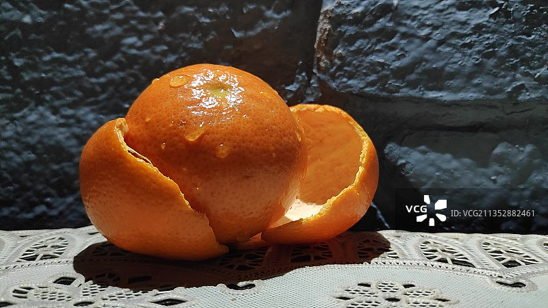 桌子上的橙子特写图片素材