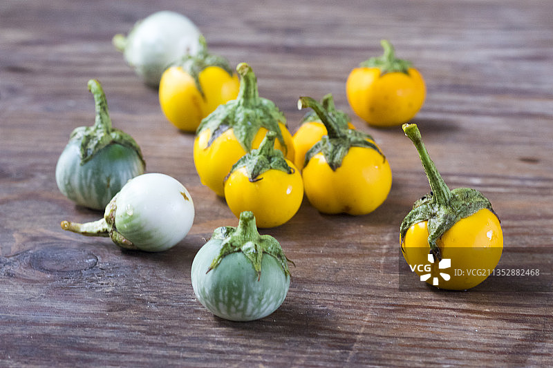 桌上的黄色甜椒特写图片素材