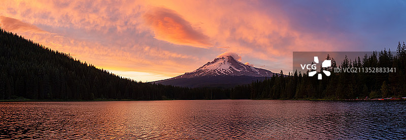 日落时分山间湖泊美景图片素材
