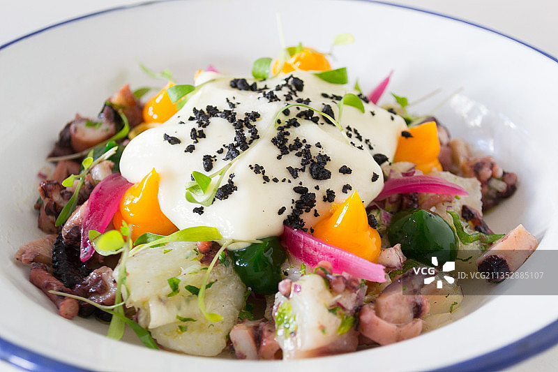 葡萄牙里斯本的碗装沙拉特写图片素材