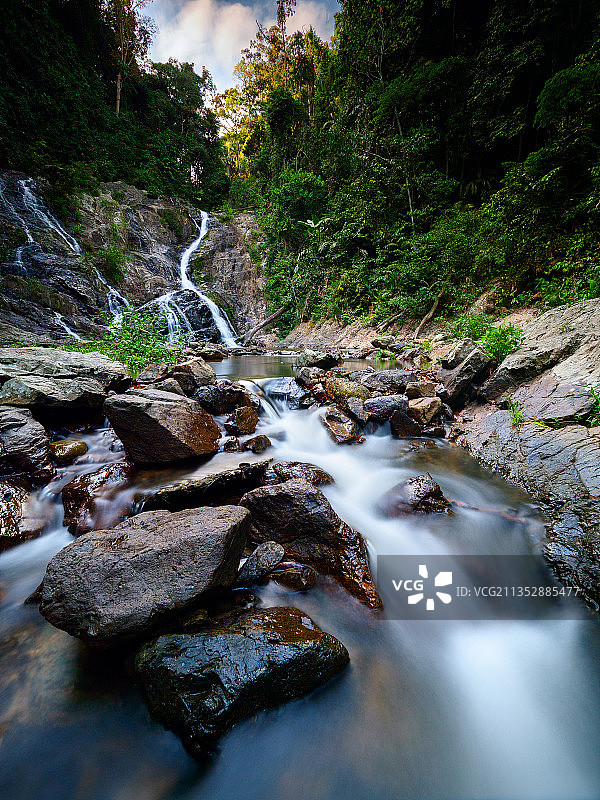 马来西亚彭亨州而连突森林瀑布风光图片素材