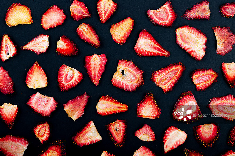黑色背景草莓俯视图图片素材
