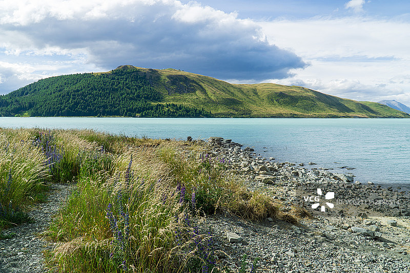 天空下的湖泊美景，新西兰蒂卡普湖图片素材