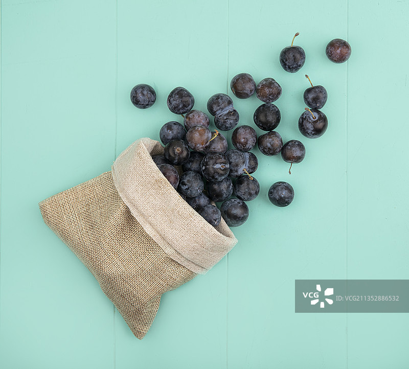 餐桌上食物的高角度视角图片素材