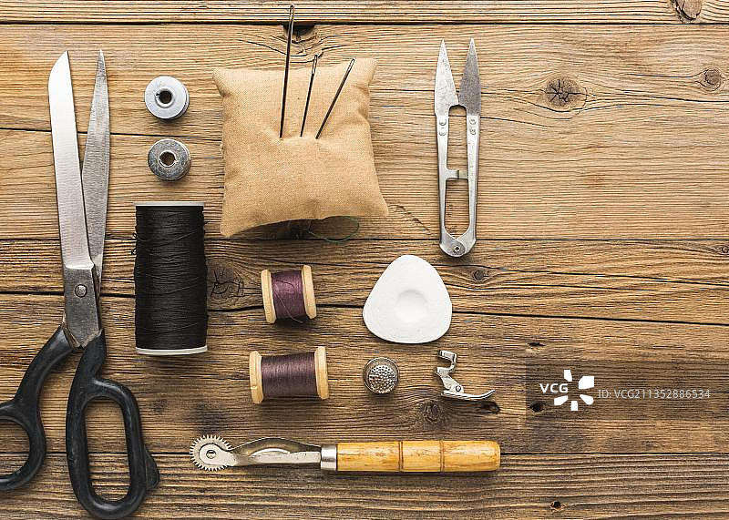 桌子上各种物品的俯视图图片素材