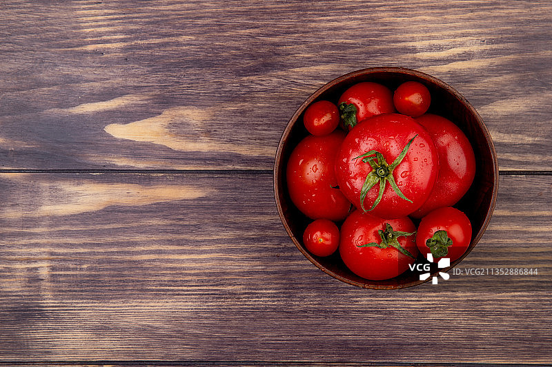 桌上碗中小番茄的俯视图图片素材