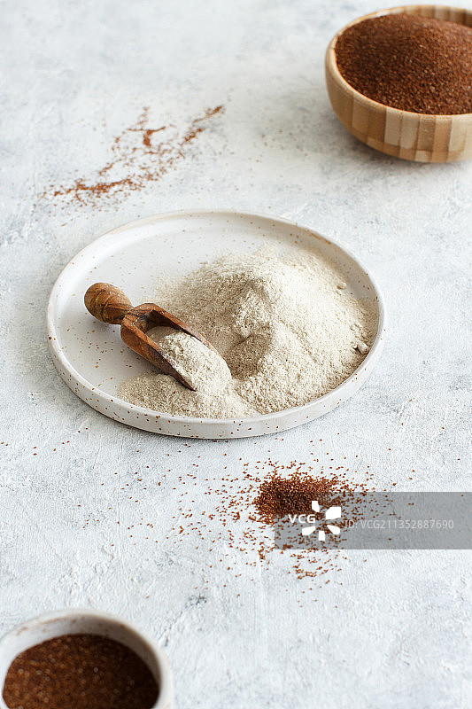 碗中研磨咖啡的高角度视图图片素材