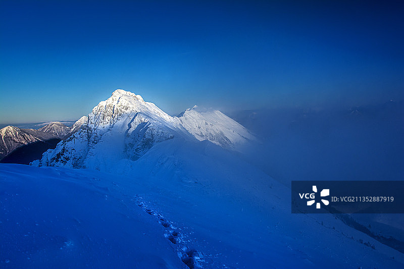 斯洛文尼亚波德柳贝利雪山与蓝天美景图片素材