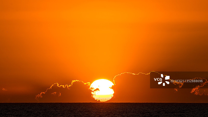橙色天空下的海景图片素材
