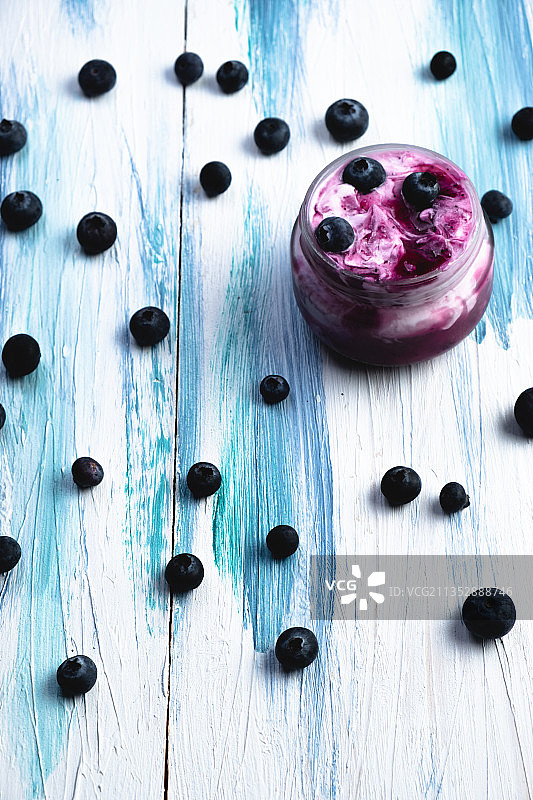 高角度拍摄桌面上的蓝莓图片素材