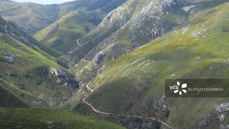 高角度拍摄南非蒙塔古山口山谷图片素材