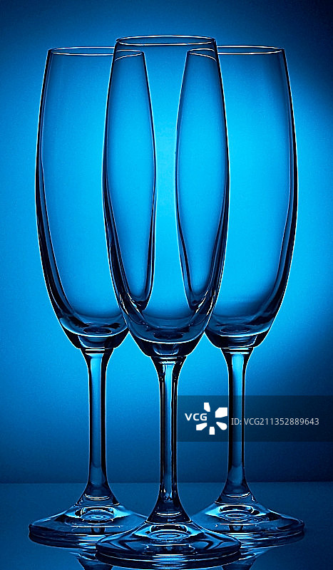 蓝色背景下的空酒杯特写图片素材