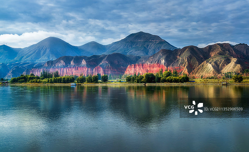 甘肃临夏永靖黄河岸边红色悬崖图片素材