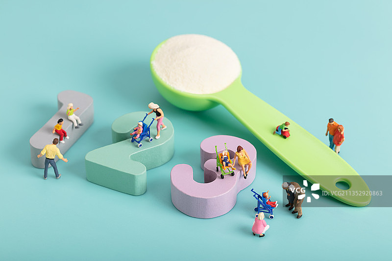 微缩创意婴幼儿1-3段配方奶粉玩耍的孩子图片素材